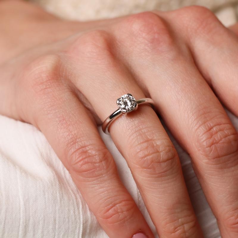 Ring solitaire wit goud met diamant