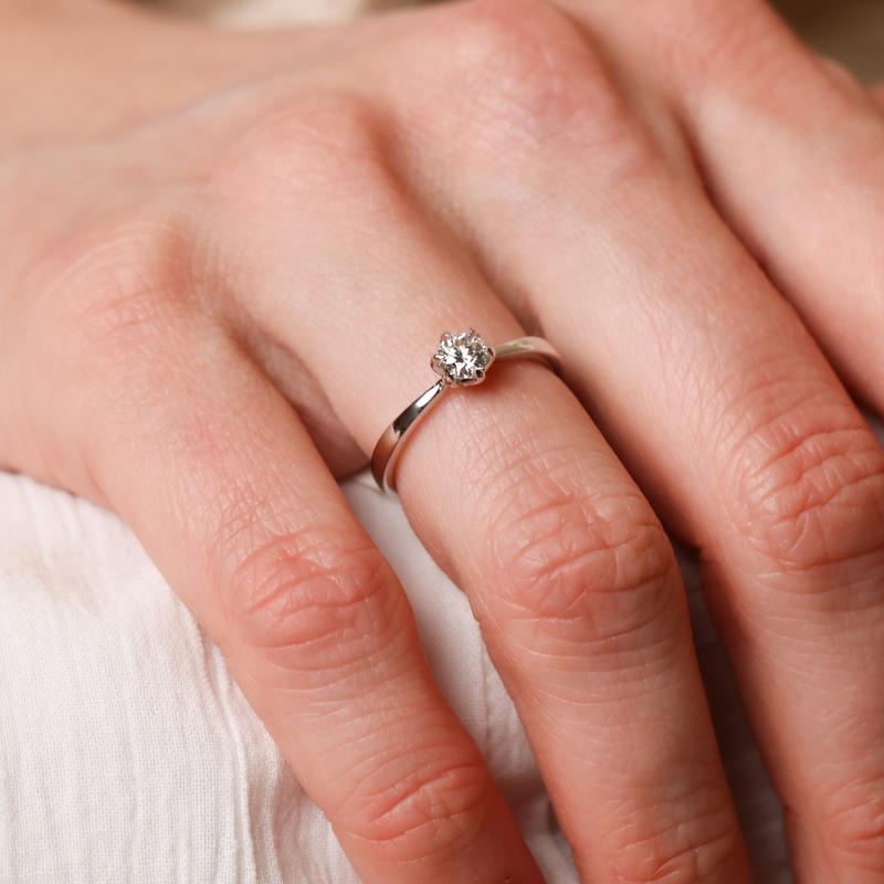 Ring solitaire wit goud met 0.34ct diamant