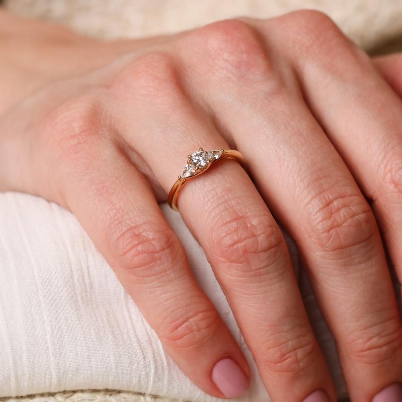 Ring trilogie geel goud met 0.49ct diamant