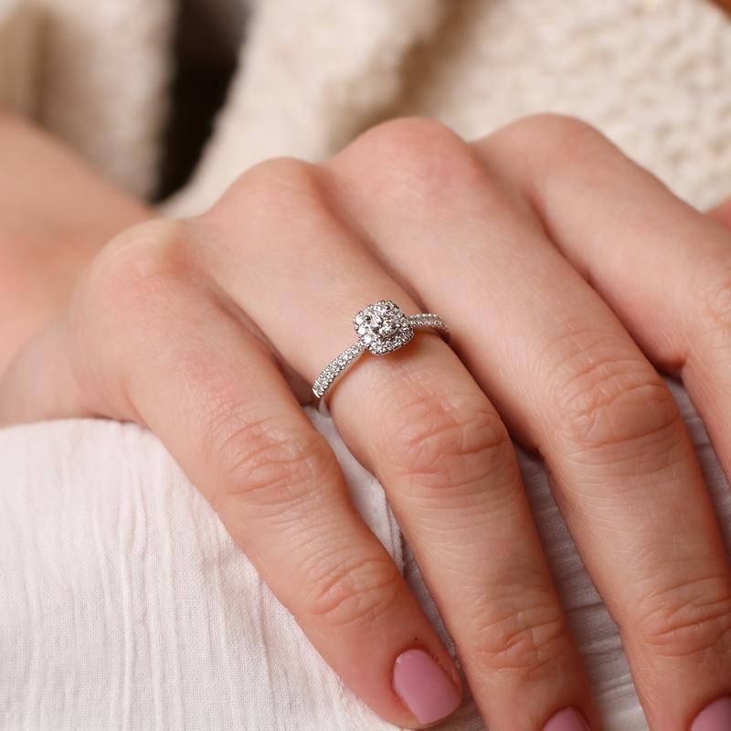 Ring entourage platina met 0.50ct diamant