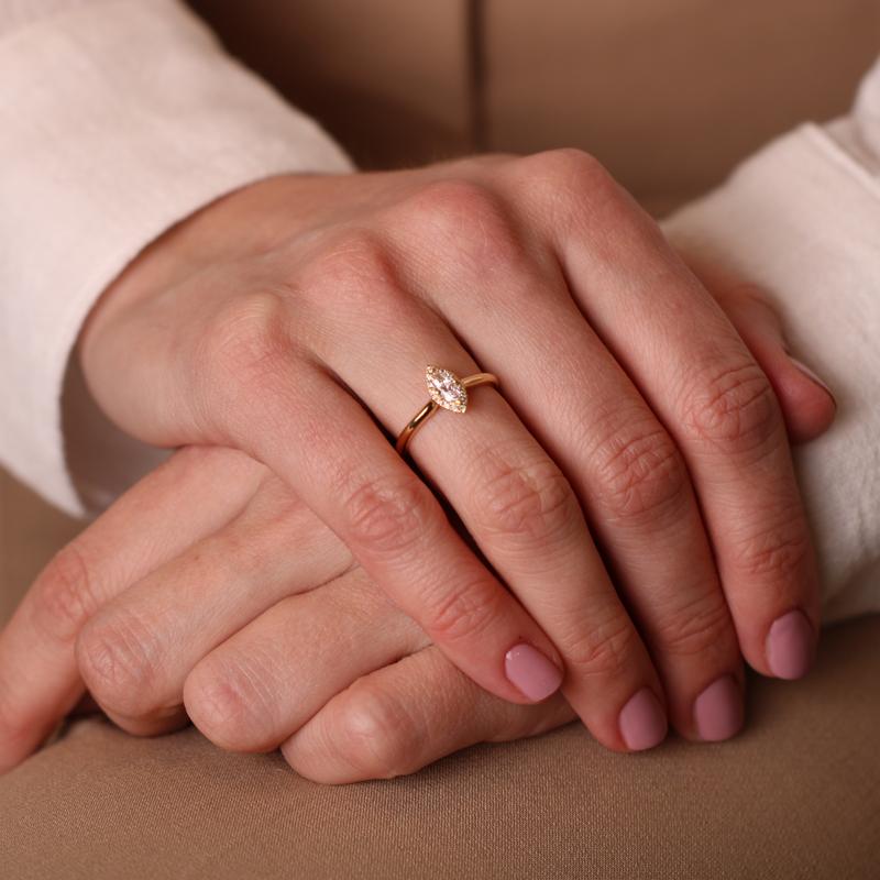 Ring entourage geel goud met 0.37ct diamant