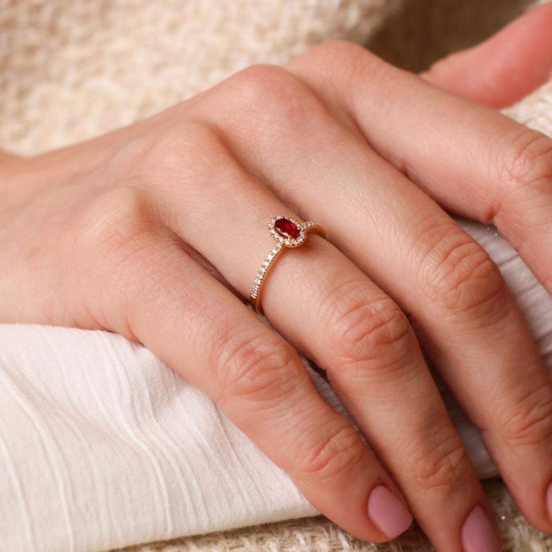 Ring entourage geel goud met robijn en diamant