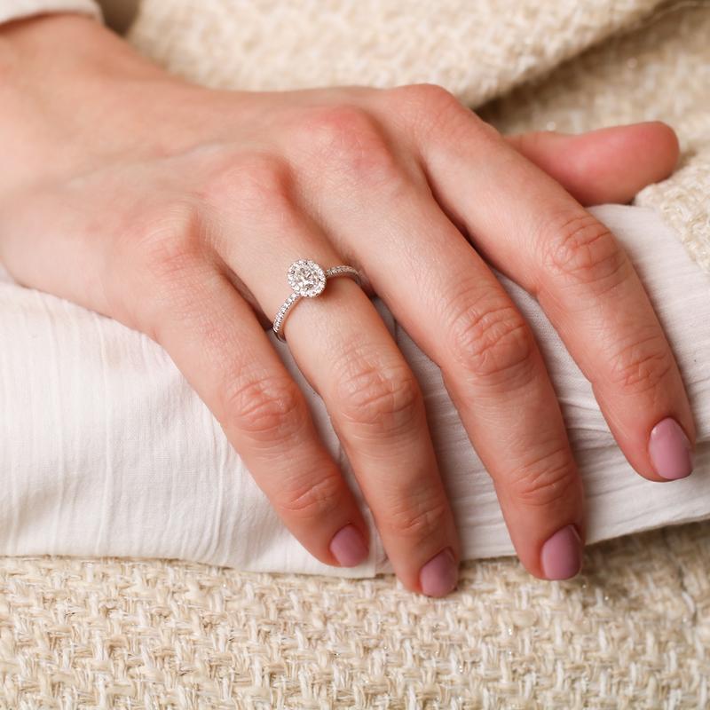 Ring entourage wit goud met 0.65ct diamant